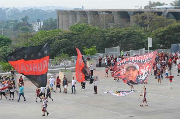 Torcidas de Cruzeiro e Flamengo fizeram a festa em duelo das equipes no Mineiro