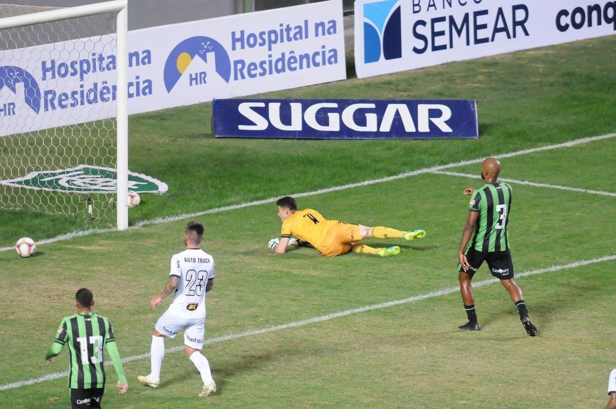 No fim do jogo, Savarino marcou o terceiro gol do Galo no clssico