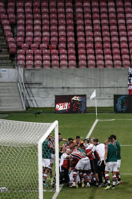 Nas cobranças dos pênaltis, Jefferson ainda defendeu o chute fraco de Fabinao, mas o goleiro Maycon Cleiton brilhou mais e fez duas defesas para colocar o Santa Cruz na grande final do Pernambucano.