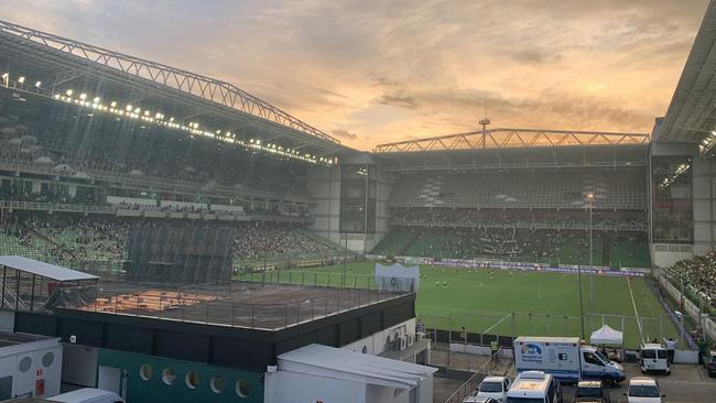Familiares e amigos acompanham final do Mineiro na casa de dona Myrza Guimarães, torcedora do Atlético vizinha do estádio Independência