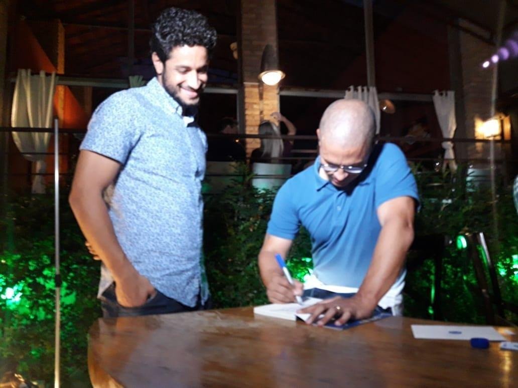 'Quem viveu 2003, ter boas recordaes. Quem no viveu e apenas ouviu as histrias, ter mais uma situao para ler e entender um pouquinho o que houve'. Com essas palavras, Alex convocou os torcedores do Cruzeiro a prestigiarem a obra '2003, a Trplice Histria de um Time Mgico', que conta a histria do elenco que encantou o pas e deu show em trs competies: Campeonato Mineiro, Copa do Brasil e Campeonato Brasileiro. Comercializado por R$ 39,90, o livro de 138 pginas, escrito pelo ex-camisa 10 em parceria com o jornalista Anderson Olivieri, foi lanado na noite desta segunda-feira, na Pizzaria Villa Floriano, Bairro de Santa Efignia, na Regio Leste de Belo Horizonte. Entre vrias personalidades que prestigiaram o evento esto o zagueiro Leo, os ex-jogadores Ricardinho, Augusto Recife, Sandro, Leandro e Ruy e o preparador fsico Antnio Mello.