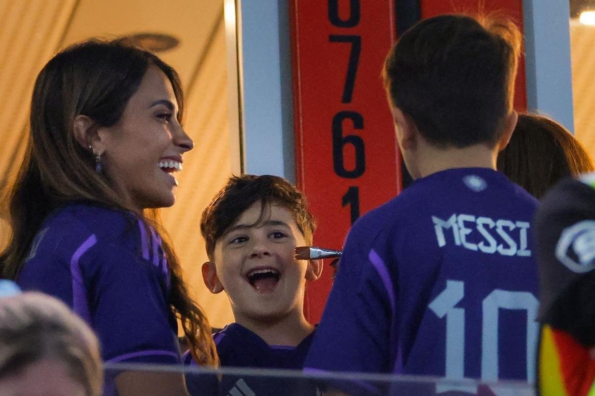 Familiares de Messi em camarote do Estdio 974, de Doha, durante jogo entre Argentina e Polnia pelo Grupo C da Copa do Mundo. Nas fotos aparecem o pai Jorge Messi, a esposa Antonela Roccuzzo e os filhos Ciro, Thiago e Matteo
