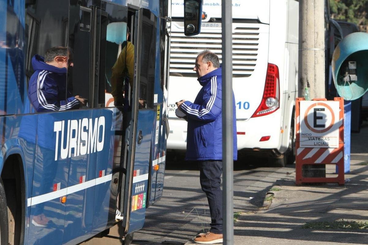 A delegao do Boca Juniors foi liberada da Central de Flagrantes 4  (CEFLAN 4) da Polcia Civil, no bairro Alpio de Melo, regio Noroeste de Belo Horizonte, por volta das 12h desta quarta-feira. Jogadores e membros da comisso tcnica da equipe argentina ficaram na delegacia por cerca de 12 horas para esclarecimentos sobre a confuso no Mineiro aps a eliminao diante do Atltico, nos pnaltis, pelas oitavas de final da Copa Libertadores da Amrica.