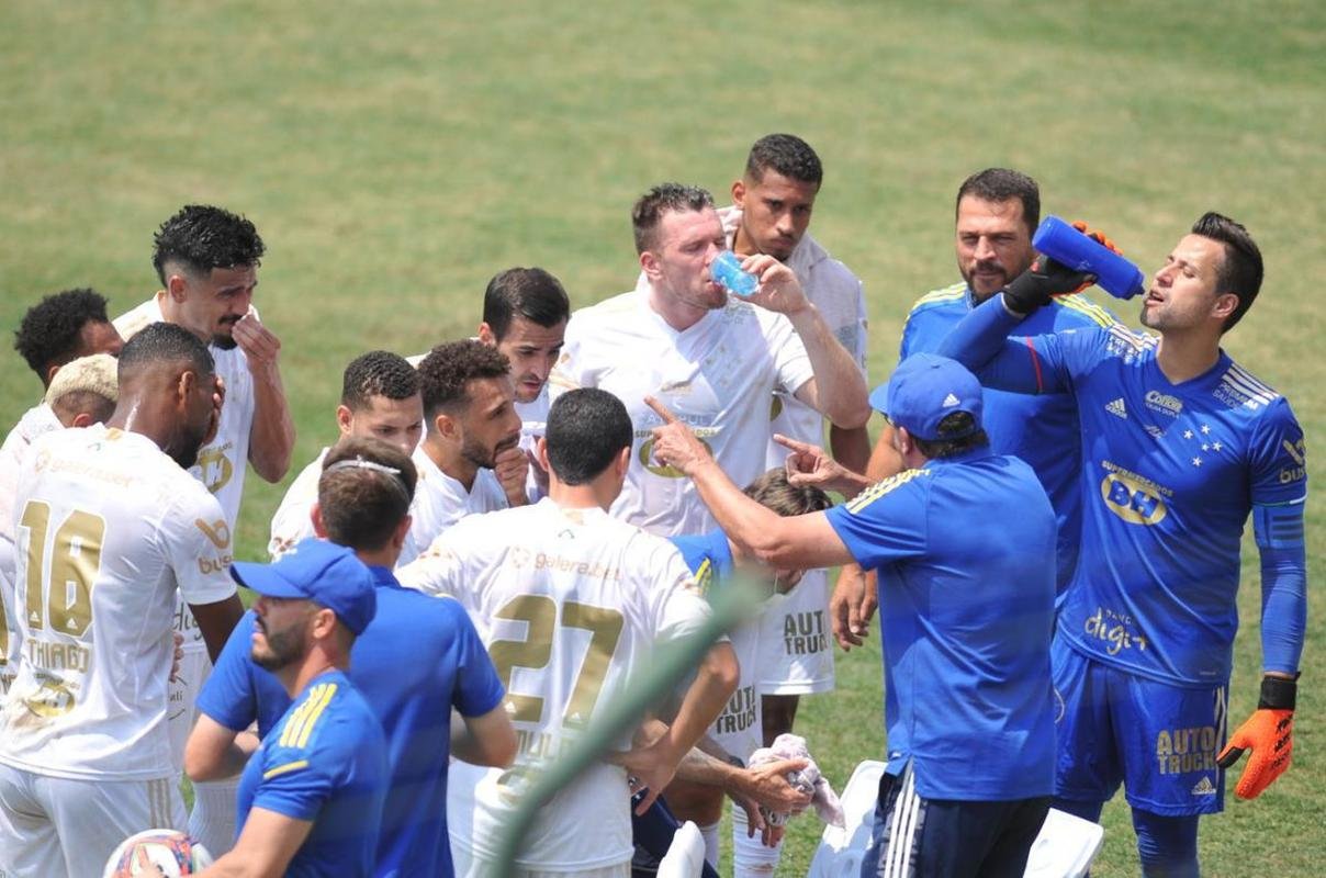 Cruzeiro e Ponte Preta se enfrentaram numa manh de forte calor em Sete Lagoas