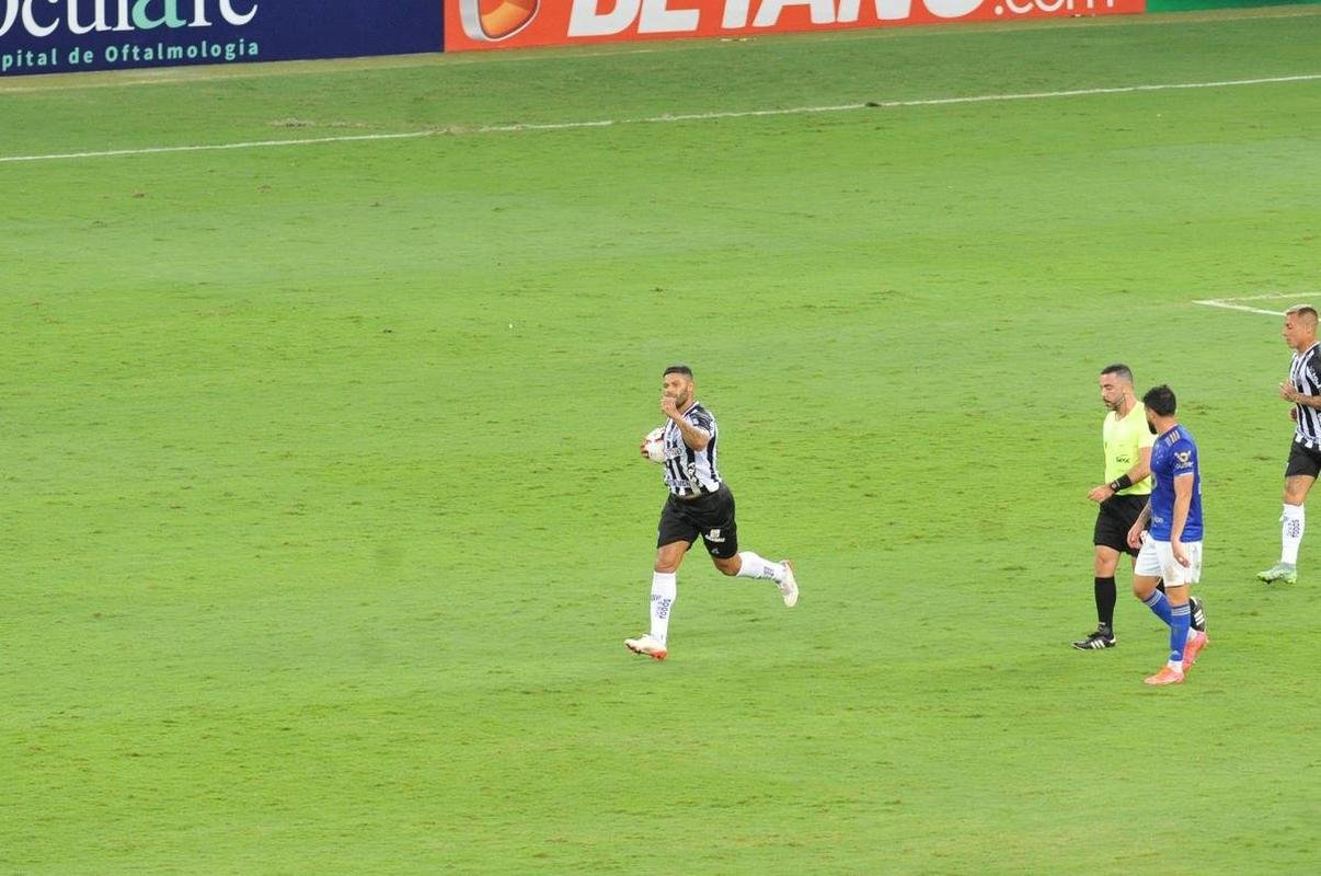 Hulk marcou o gol de empate do Atltico em cobrana de pnalti. Cruzeirenses reclamaram muito da marcao