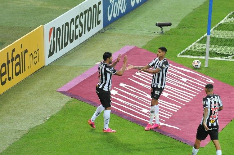 Fotos do gol de Hulk, do Atltico, sobre o La Guaira, no Mineiro, pela Libertadores