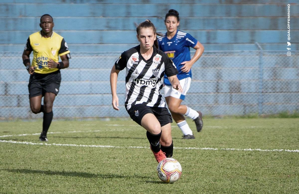 Cruzeiro e Atlético empataram em 0 a 0 nesta terça-feira (8), em partida adiada da 2ª rodada do Campeonato Mineiro Feminino. O confronto foi realizado na Toca da Raposa I, em Belo Horizonte, e decretou a classificação do Galo para a grande decisão.