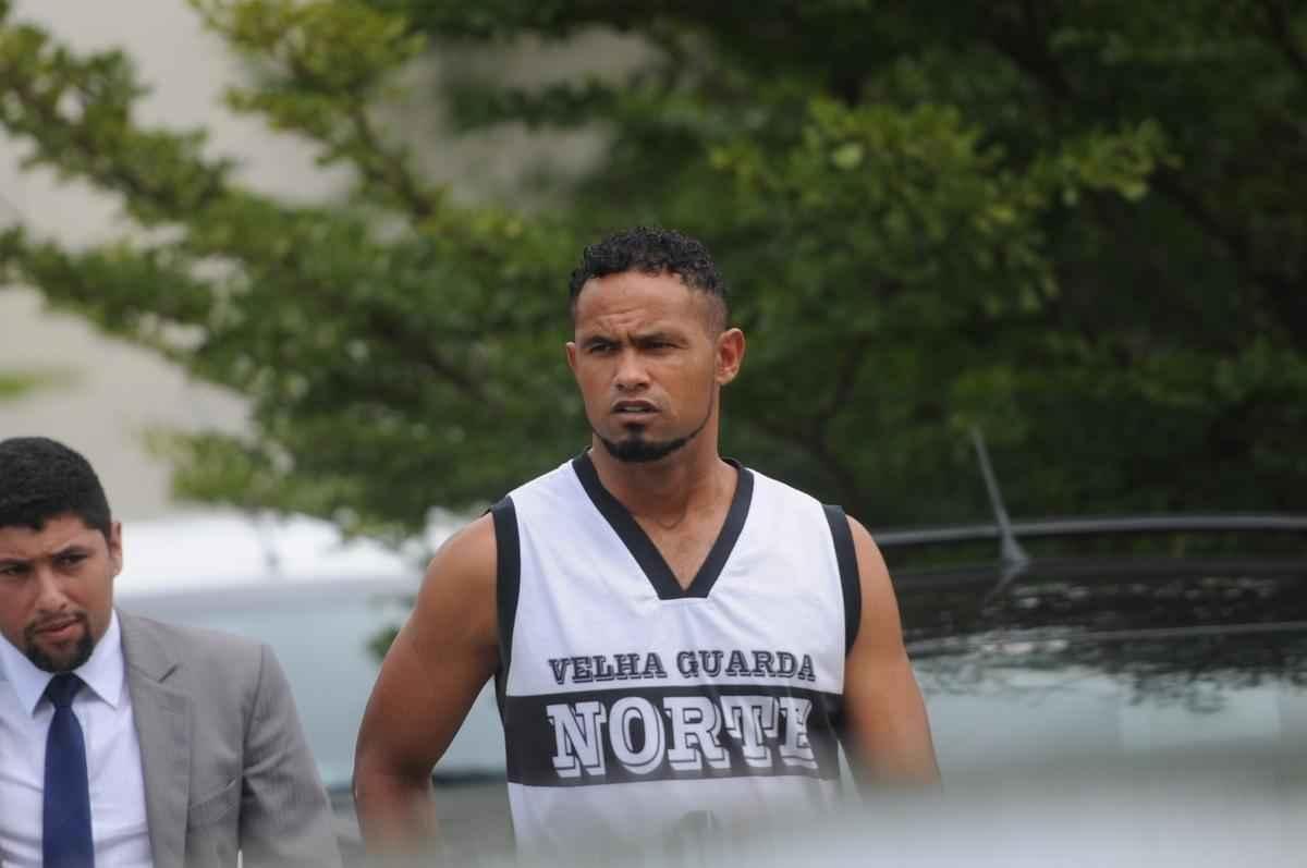 Vestido com camiseta da Galoucura Zona Norte, goleiro esteve nesta quinta-feira no Frum de Santa Luzia, na Regio Metropolitana de Belo Horizonte, para apresentar as garantias de sua liberdade