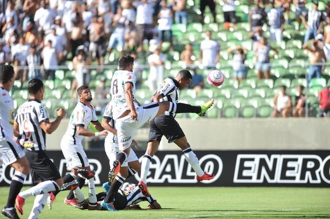 Imagens do duelo entre Atltico e Democrata-GV, no Independncia, pelo Campeonato Mineiro
