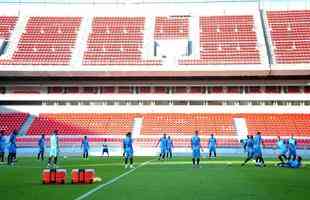 Fotos do treino do Cruzeiro no estdio Libertadores de Amrica, casa do Independiente, em Avellaneda. Time celeste fechou preparao para o jogo contra o Racing, s 21h30 desta tera-feira, no El Cilindro, pela primeira rodada do Grupo 5 da Copa Libertadores (Ramon Lisboa/EM D.A Press)