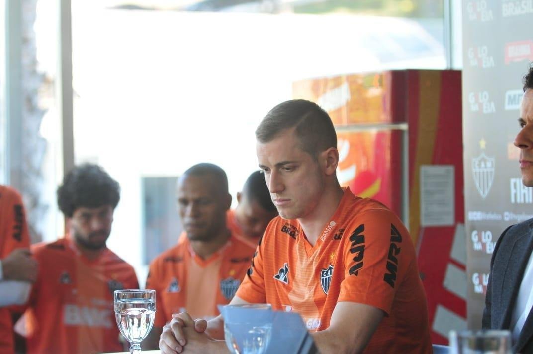 Imagens do pronunciamento do ex-volante Adilson