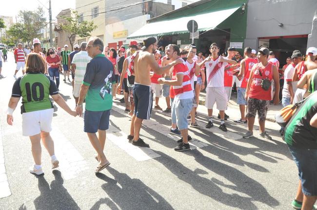 Torcedores de Amrica e Villa Nova confraternizaram nas ruas do entorno do Independncia, em BH, antes do duelo pela 9 rodada do Mineiro