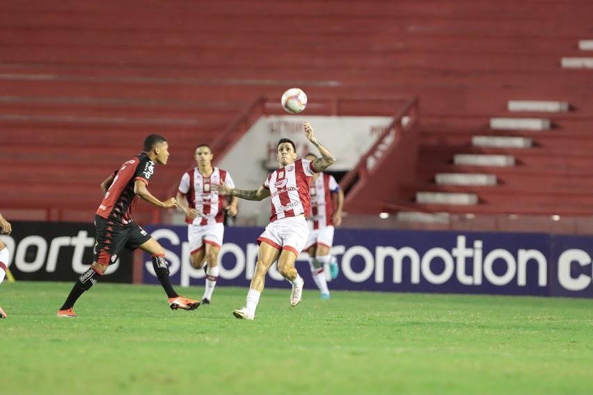 Nutico pressiona na segunda etapa, mas no consegue marcar gol em casa e fica no 0 a 0 com o Vitria. Alvirrubros ao menos impediram crescimento de sequncias de derrotas diante de rival direto na briga contra o rebaixamento