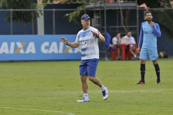 Mano Menezes montou Cruzeiro que deve encarar o Villa Nova no sbado e promoveu trs mudanas em relao ao ltimo jogo: Murilo entrou na vaga de Leo, Egdio no lugar de Marcelo Hermes e Robinho deu lugar a Ariel Cabral