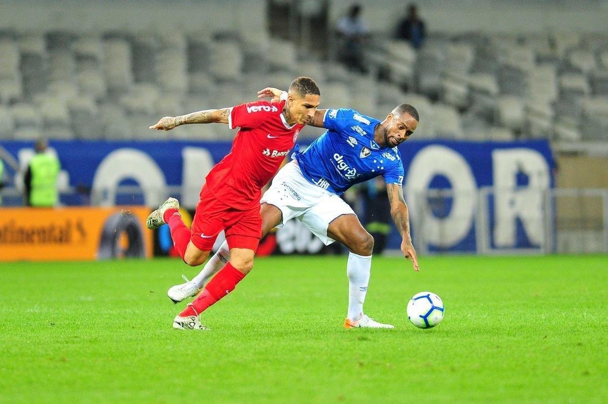 No segundo tempo, Fbio salvou Cruzeiro em dois lances, aos 25 e aos 26. Mas, aos 30, Edenlson marcou o gol do Internacional, em rebote de falta cobrada por Paolo Guerrero. 