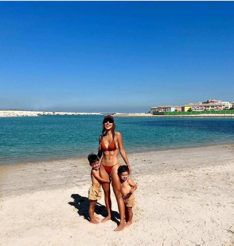 Marilia Nery, esposa do meia verton Ribeiro, com os filhos do jogador
 