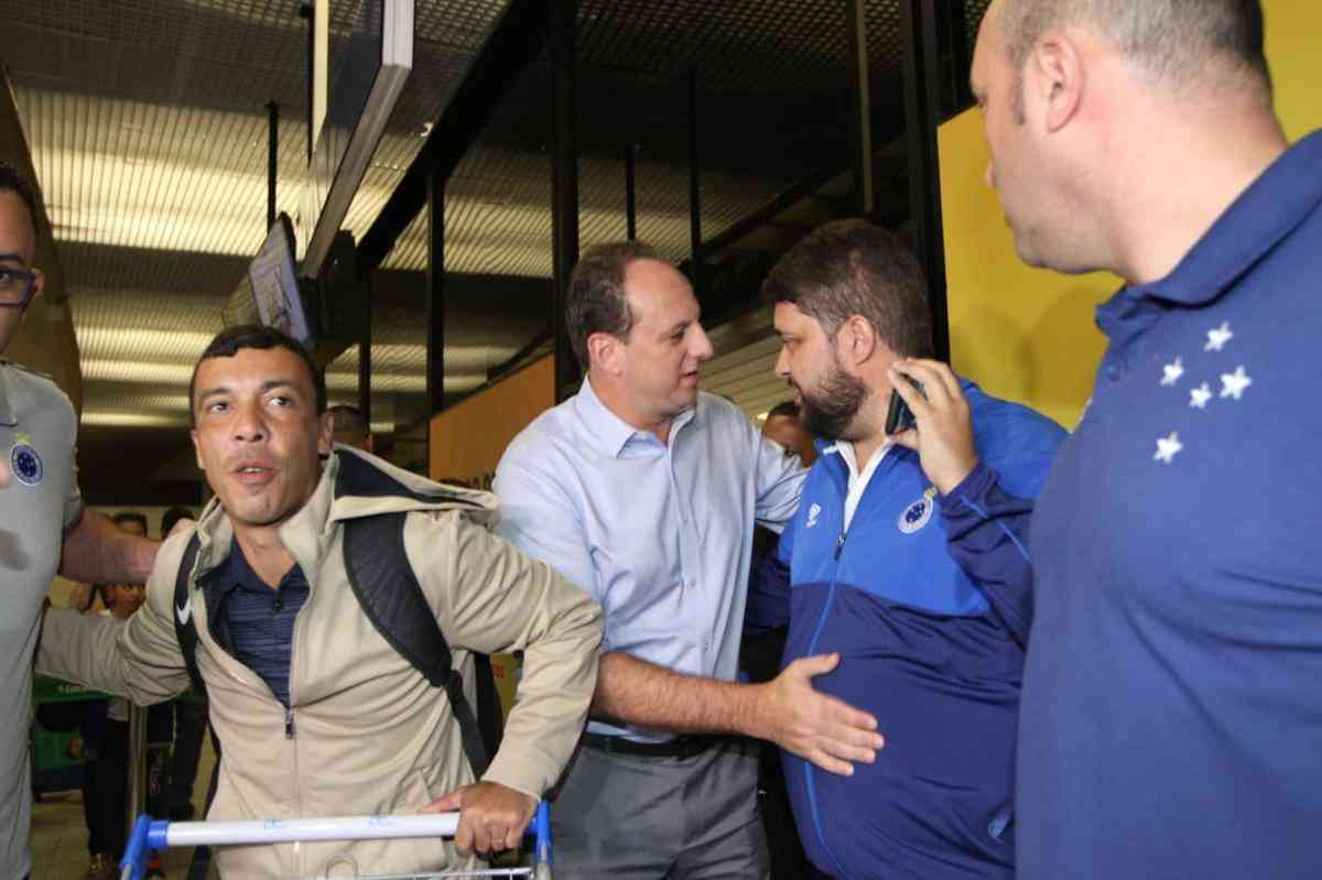 Novo treinador do Cruzeiro, Rogrio Ceni desembarcou em Confins na manh desta tera-feira e recebeu apoio de torcedores 