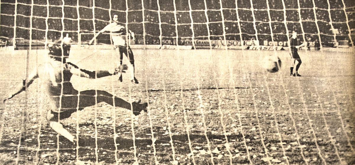 1983 - Santa Cruz 1 (6) x (5) 1 Náutico / Campeonato Pernambucano - Decisão novamente foi realizada em um Supercampeonato. Com 76.636 pessoas no Arruda, o Santa venceu o Náutico nos pênaltis por 6 a 5, após empate em 1 a 1 no tempo normal.
