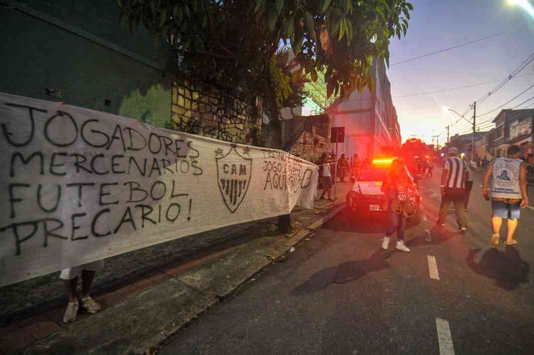 Na estreia do Atltico no Campeonato Brasileiro, contra o Ava, no Independncia, organizadas do Galo fizeram protesto em frente ao estdio e no foram para a arquibancada. Faixas pedindo a sada de jogadores foram afixadas nas imediaes da arena