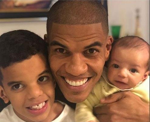 Leo Silva postou foto ao lado dos filhos