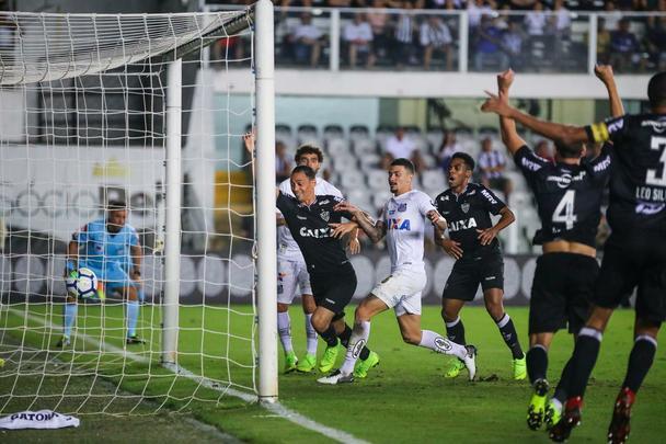 Na Vila Belmiro, Atlético é derrotado pelo Santos por 3 a 2, pela 37ª rodada do Campeonato Brasileiro