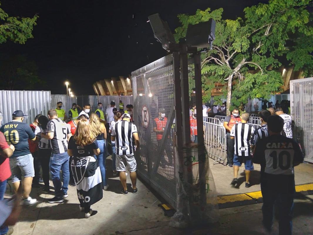 Atleticanos invadiram o Mineiro no jogo contra o Grmio e bateram recorde de pblico no Brasileiro; veja fotos do entorno do estdio antes da partida