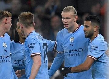 Manchester City e Liverpool se enfrentaram nesta quinta-feira (22/12), pelas oitavas de final da Copa da Liga Inglesa, no Etihad Stadium