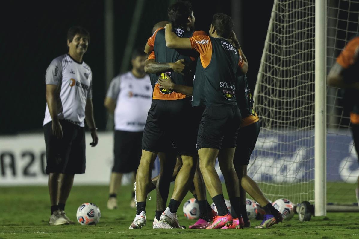 Tcnico Cuca comandou atividade do Atltico no CT da Conmebol no Paraguai 