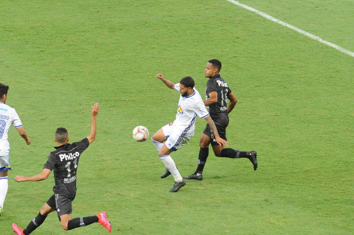 No segundo tempo, Manoel, de cabea, ampliou para o Cruzeiro: 3 a 0