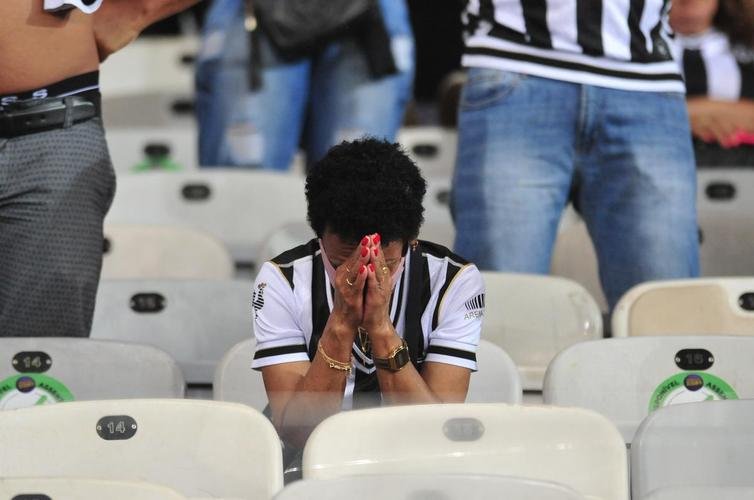 Atleticanos se decepcionam com eliminao do clube na semifinal da Copa Libertadores. Equipe alvinegra empatou por 1 a 1 com o Palmeiras, no Mineiro, e deu adeus ao torneio