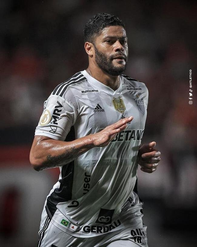 Hulk sofreu pequena leso muscular na panturrilha esquerda contra o Atltico-GO. Tempo de recuperao deve ser mais curto