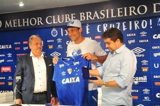 Fred foi apresentado no Cruzeiro pelo presidente Wagner Pires de S e pelo vice Itair Machado