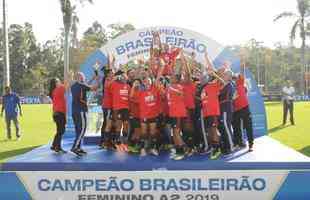 Aps vencer Cruzeiro por 4 a 0 no jogo de ida, So Paulo empatou a volta por 1 a 1 e ficou com o ttulo do Campeonato Brasileiro Feminino A2