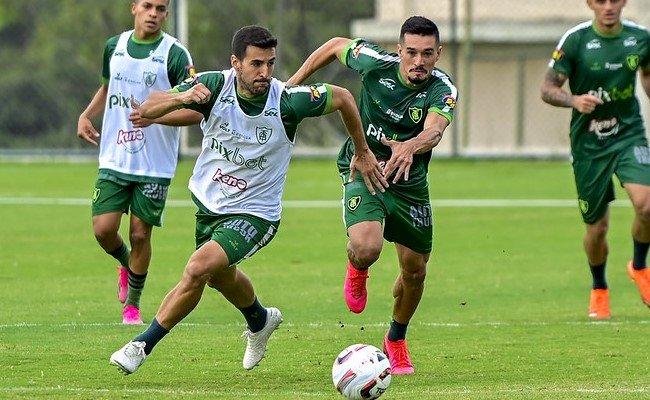 Em destaque, lateral-direito Ra�l C�ceres e volante Juninho Valoura durante atividade do Am�rica no CT Lanna Drumond