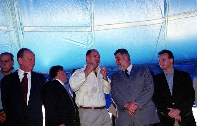Inauguração da Toca da Raposa II em 9 de março de 2002. Na ocasião, presidente do Cruzeiro, Zezé Perrella, recebeu figuras ilustres, como o técnico da Seleção Brasileira, Luiz Felipe Scolari, e outras autoridades públicas municipais, estaduais e federais