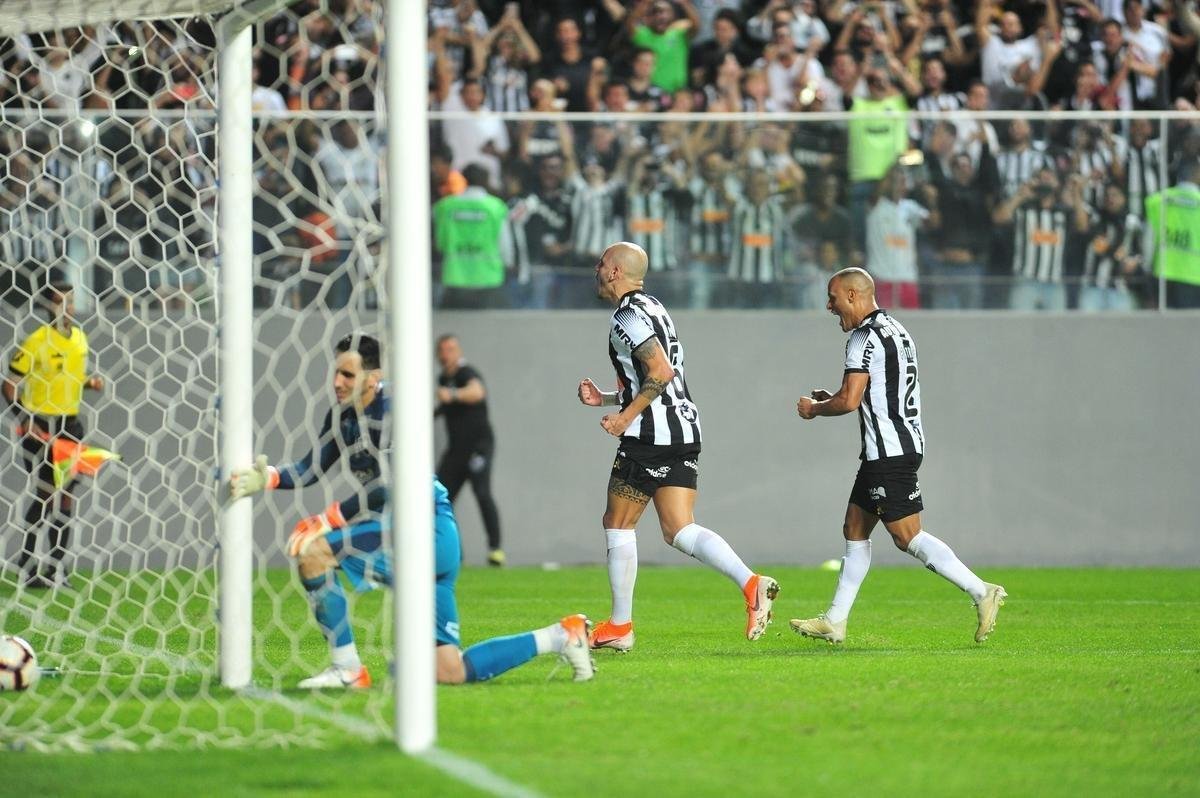 Galo deslanchou no segundo tempo com gols de Fbio Santos, de pnalti, e Vinicius