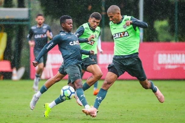 Atltico treinou sob chuva intensa na Cidade do Galo nesta quinta-feira  tarde