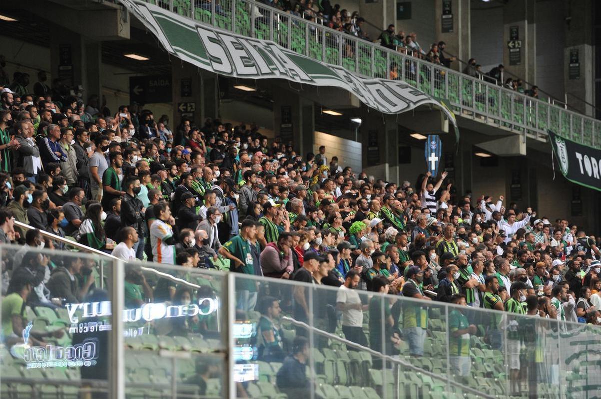 Fotos da torcida do Amrica na partida contra o Grmio, no Independncia, em BH, pela 32 rodada do Campeonato Brasileiro de 2021