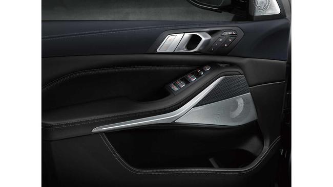 Camila Ângelo recebeu o modelo BMW X7 Dark Shadow Edition 2021