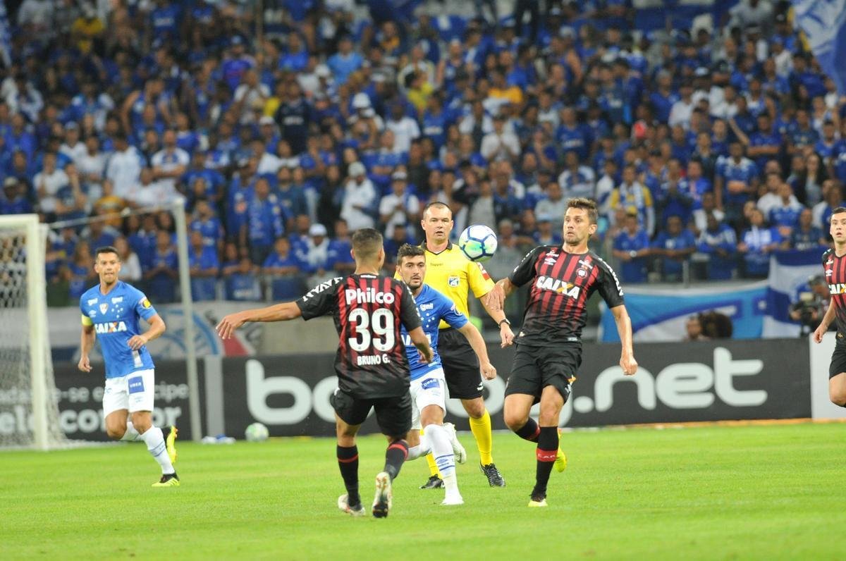Lances do primeiro tempo da partida entre Cruzeiro e Atltico-PR, no Mineiro, pelas oitavas de final da Copa do Brasil