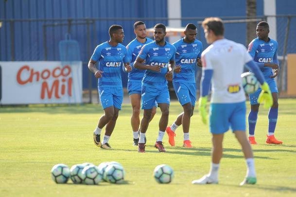 Jogadores do Cruzeiro se reapresentaram nesta sexta-feira, na Toca da Raposa II, aps a conquista do pentacampeonato da Copa do Brasil. Mano j disse que Robinho e Raniel esto vetados para enfrentar o Corinthians no domingo, s 16h, no Mineiro, pelo Brasileiro. Os provveis substitutos sero Rafinha e Rafael Sobis.