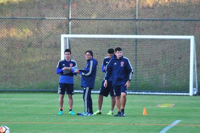 Elenco da Universidad de Chile treinou nesta tera-feira  tarde na Cidade do Galo, em Vespasiano. Time chileno se prepara para enfrentar o Cruzeiro na quinta, s 19h15, no Mineiro, pela Copa Libertadores. Tcnico Angel Guillermo Hoyos ter retornos do zagueiro Jara e do lateral-esquerdo Beausejour