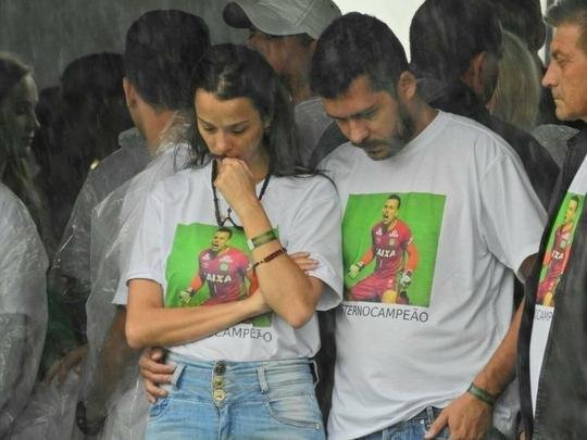 Emoção das famílias no velório dos heróis da Chapecoense