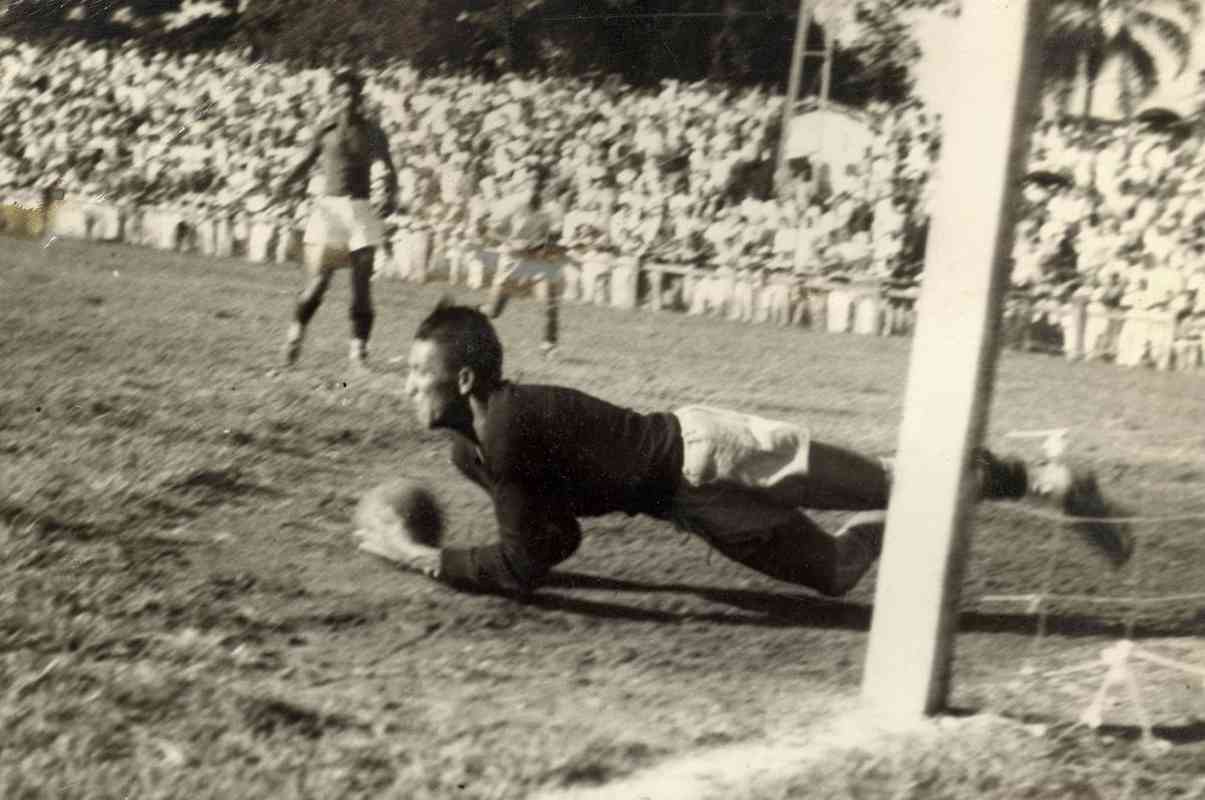Geraldo Domingos ou Geraldo II foi um dos grandes goleiros da histria do Cruzeiro. Ele defendeu o clube em 354 partidas entre 1934 e 1955 e conquistou os Campeonatos Mineiros de 1940, 1943, 1944 e 1945. Fora dos gramados, era pedreiro. O fato marcante  que, graas  sua profisso, ele ajudou a erguer o Estdio JK, no Barro Preto, onde hoje  o Parque Esportivo do Cruzeiro.