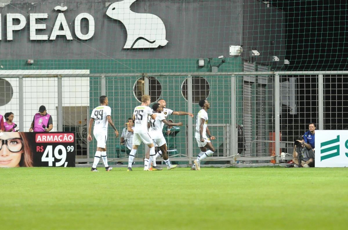 Sport virou no final, com Guilherme, de pnalti, e Hyuri em contragolpe fatal: 2 a 1 para o Leo