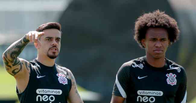 Corinthians vive expectativa pela estreia de Willian (direita)