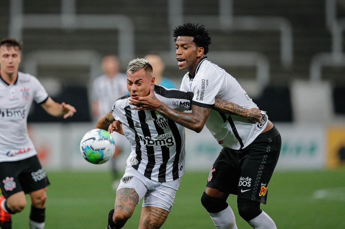 O Atltico venceu Corinthians de virada, por 2 a 1, neste sbado, em So Paulo, pela 21 rodada do Campeonato Brasileiro. Os gols alvinegros foram marcados por Guilherme Arana e Marrony. Matheus Dav balanou a rede para o Timo.