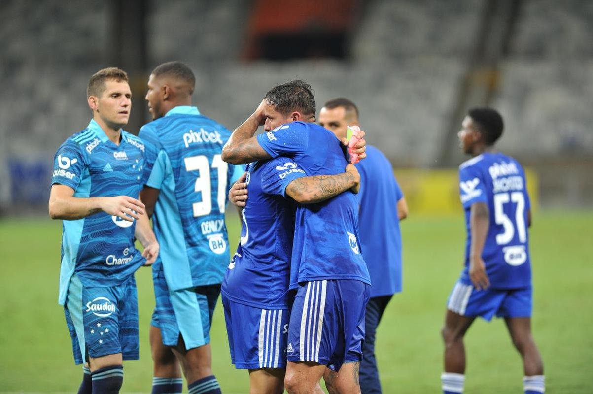 Time e comisso tcnica do Cruzeiro festejaram vitria sobre o Brusque, por 1 a 0, com torcedores no Mineiro. Tcnico Paulo Pezzolano entrou no clima e vibrou com o triunfo pela segunda rodada da Srie B