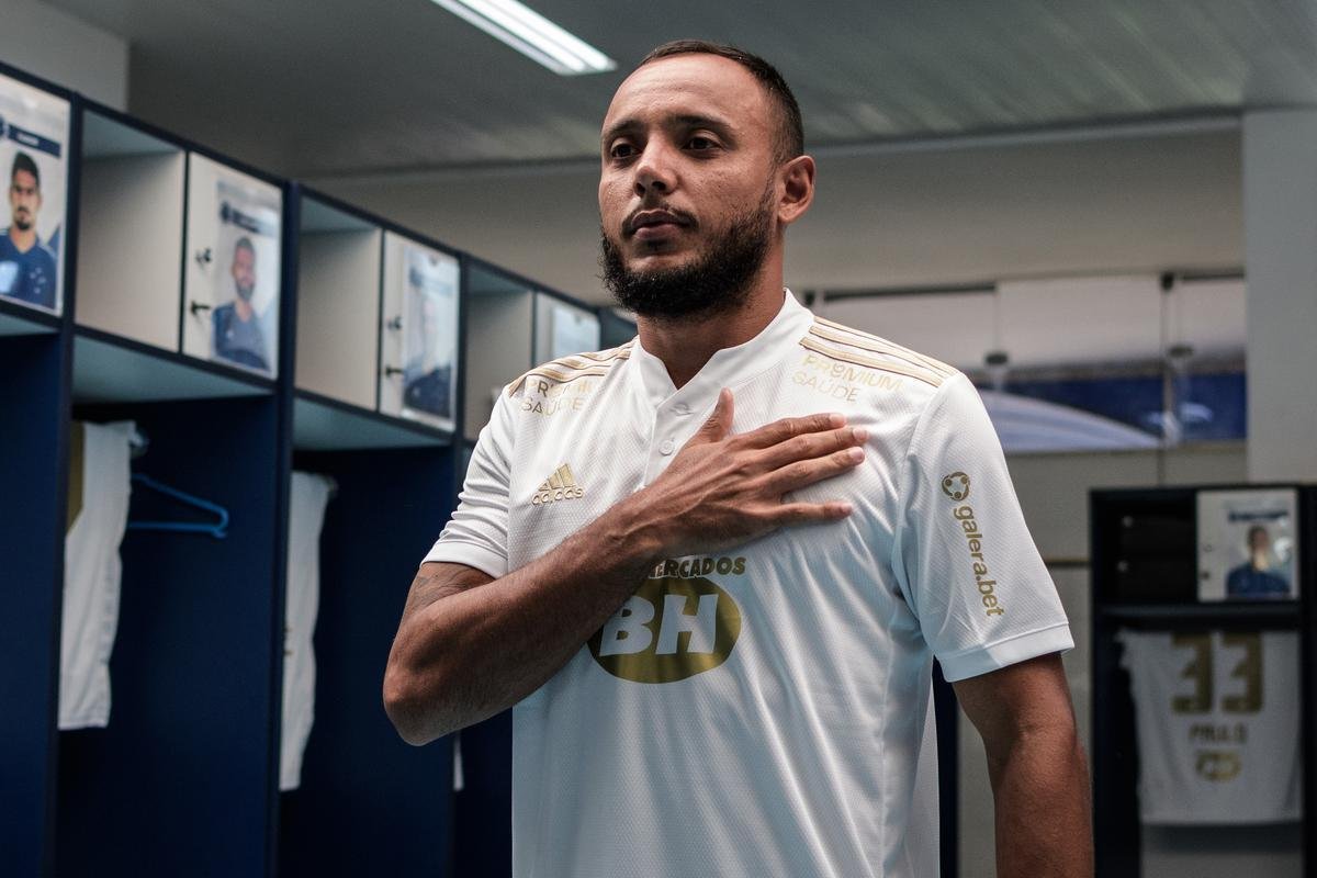 Cruzeiro lanou camisa branca, com detalhes em dourado, nesta quinta-feira (6 de maio)