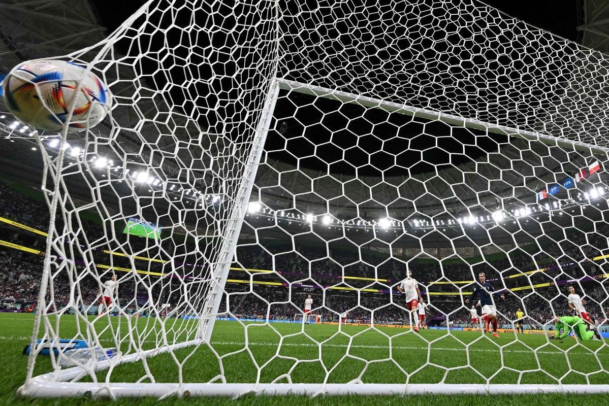 Lances da partida entre Frana e Polnia, pelas oitavas de final da Copa do Mundo.